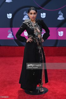 Maria Becerra feet photo thumbnail