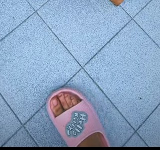 Maria Becerra feet photo thumbnail