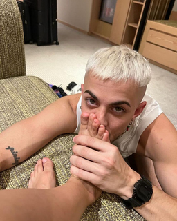 Maria Becerra feet photo thumbnail