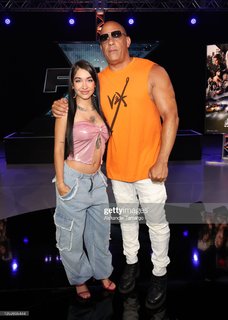 Maria Becerra feet photo thumbnail