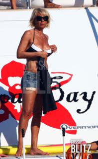 Maria De Filippi feet photo thumbnail