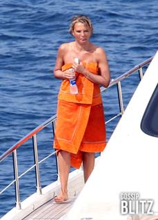Maria De Filippi feet photo thumbnail