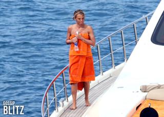 Maria De Filippi feet photo thumbnail
