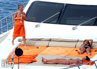 Maria De Filippi feet photo thumbnail