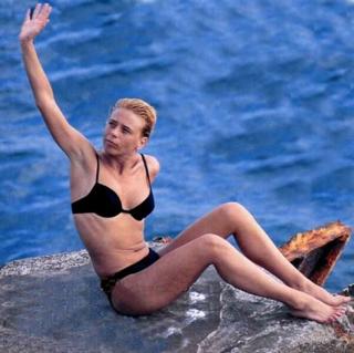 Maria De Filippi feet photo thumbnail
