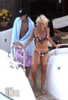 Maria De Filippi feet photo thumbnail