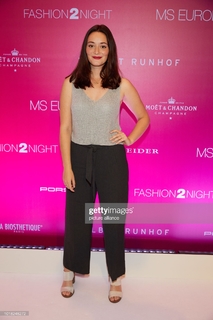 Maria Ehrich feet photo thumbnail
