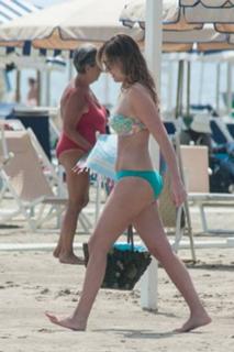 Maria Elena Boschi feet photo thumbnail