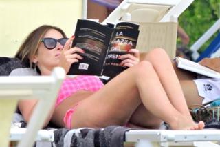 Maria Elena Boschi feet photo thumbnail