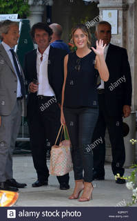 Maria Elena Boschi feet photo thumbnail