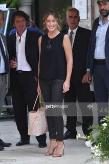 Maria Elena Boschi feet photo thumbnail