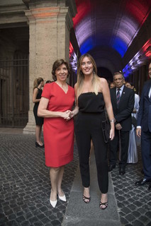 Maria Elena Boschi feet photo thumbnail