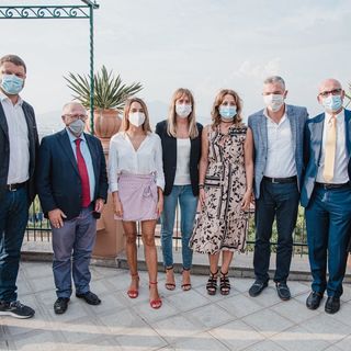 Maria Elena Boschi feet photo thumbnail