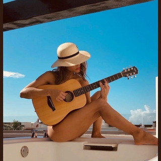 Maria León feet photo thumbnail