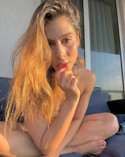 Maria León feet photo thumbnail