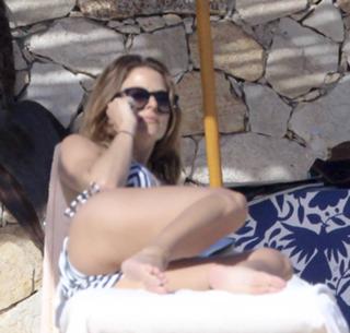 Maria Menounos feet photo thumbnail