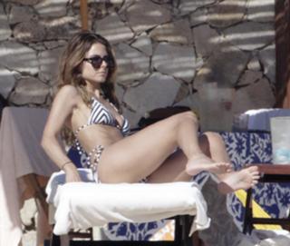 Maria Menounos feet photo thumbnail