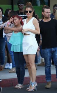 Maria Menounos feet photo thumbnail