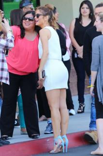 Maria Menounos feet photo thumbnail