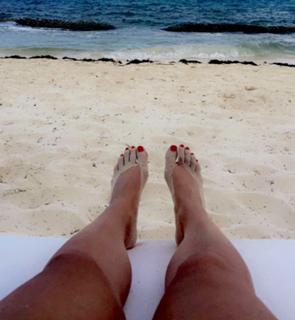 Maria Menounos feet photo thumbnail