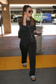 Maria Menounos feet photo thumbnail