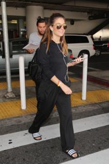 Maria Menounos feet photo thumbnail