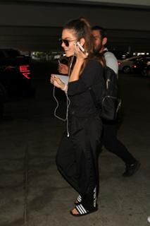 Maria Menounos feet photo thumbnail