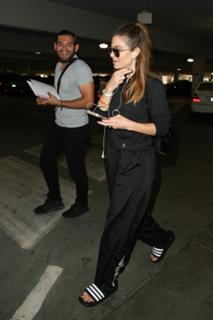 Maria Menounos feet photo thumbnail