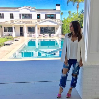 Maria Menounos feet photo thumbnail