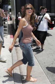Maria Menounos feet photo thumbnail