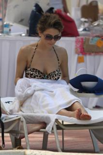 Maria Menounos feet photo thumbnail