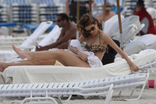 Maria Menounos feet photo thumbnail