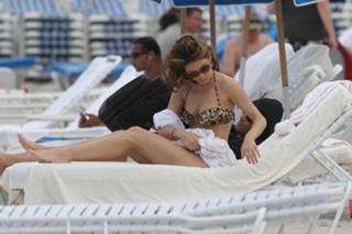 Maria Menounos feet photo thumbnail