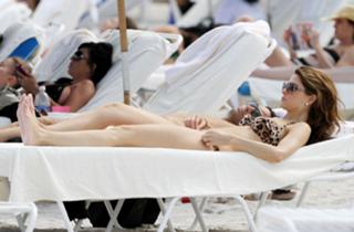 Maria Menounos feet photo thumbnail