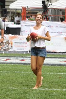 Maria Menounos feet photo thumbnail