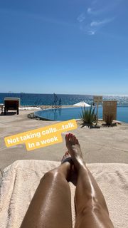 Maria Menounos feet photo thumbnail