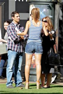 Maria Menounos feet photo thumbnail