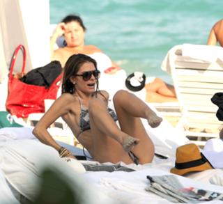 Maria Menounos feet photo thumbnail