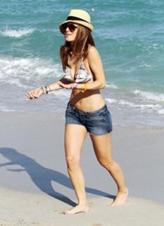 Maria Menounos feet photo thumbnail