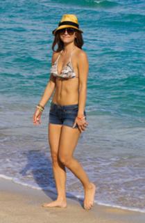 Maria Menounos feet photo thumbnail