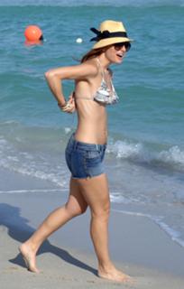 Maria Menounos feet photo thumbnail
