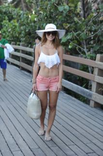Maria Menounos feet photo thumbnail