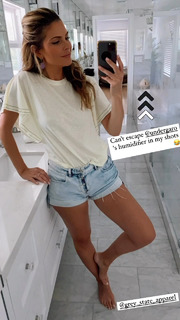 Maria Menounos feet photo thumbnail