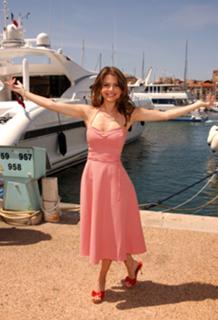 Maria Menounos feet photo thumbnail