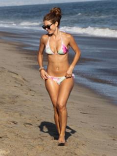 Maria Menounos feet photo thumbnail
