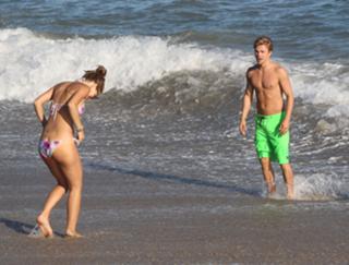 Maria Menounos feet photo thumbnail