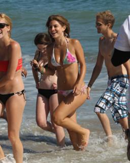 Maria Menounos feet photo thumbnail