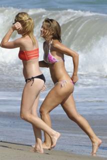 Maria Menounos feet photo thumbnail