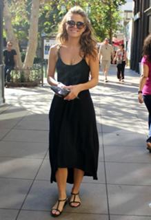 Maria Menounos feet photo thumbnail