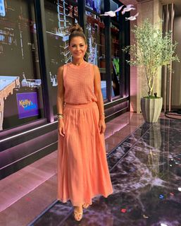 Maria Menounos feet photo thumbnail